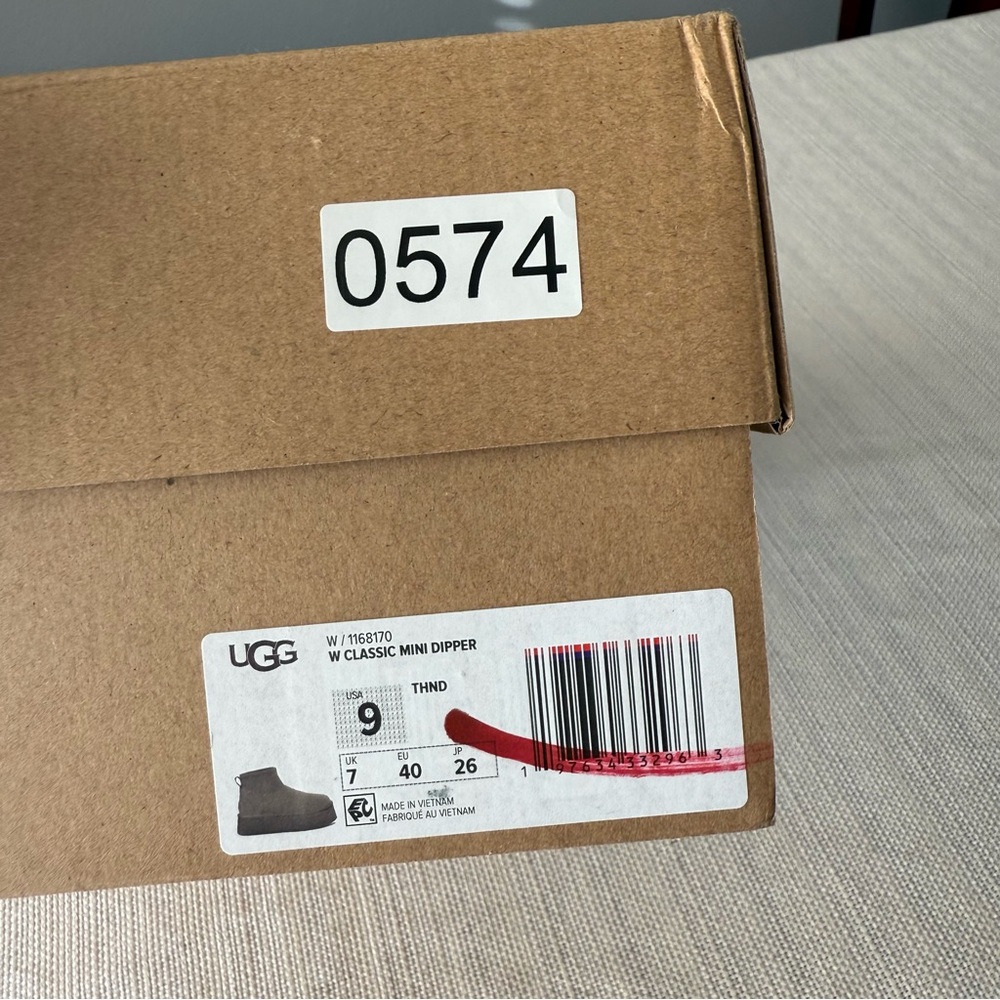 UGG CLASSIC MINI DIPPER PLATFORM BOOT - Picture 8 of 9